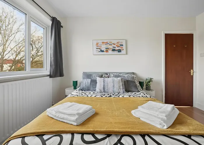 Vichy - Edgware Way 2 Bed Modern Apartment