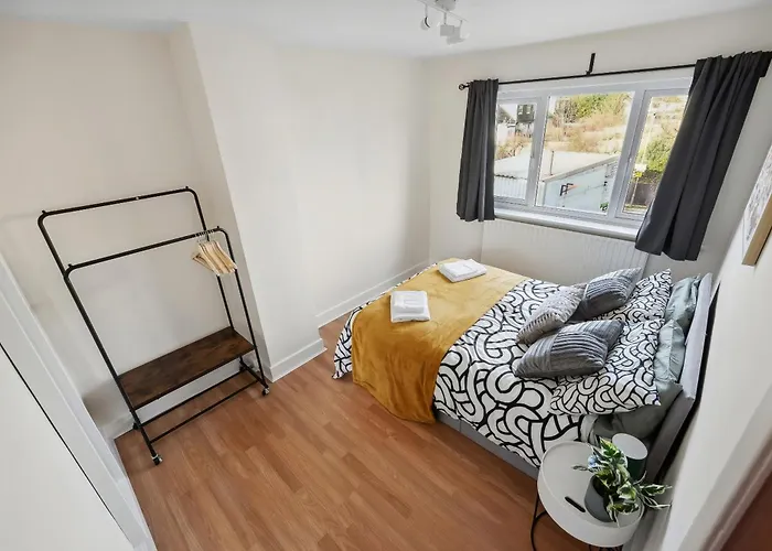 Vichy - Edgware Way 2 Bed Modern Apartment