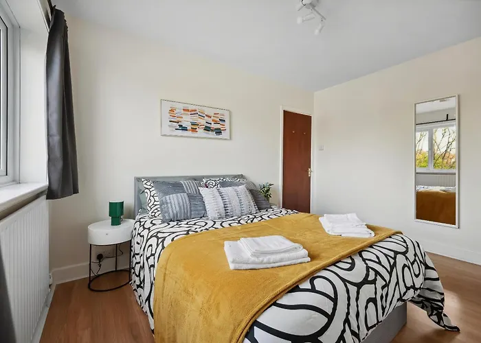 Vichy - Edgware Way 2 Bed Modern Apartment