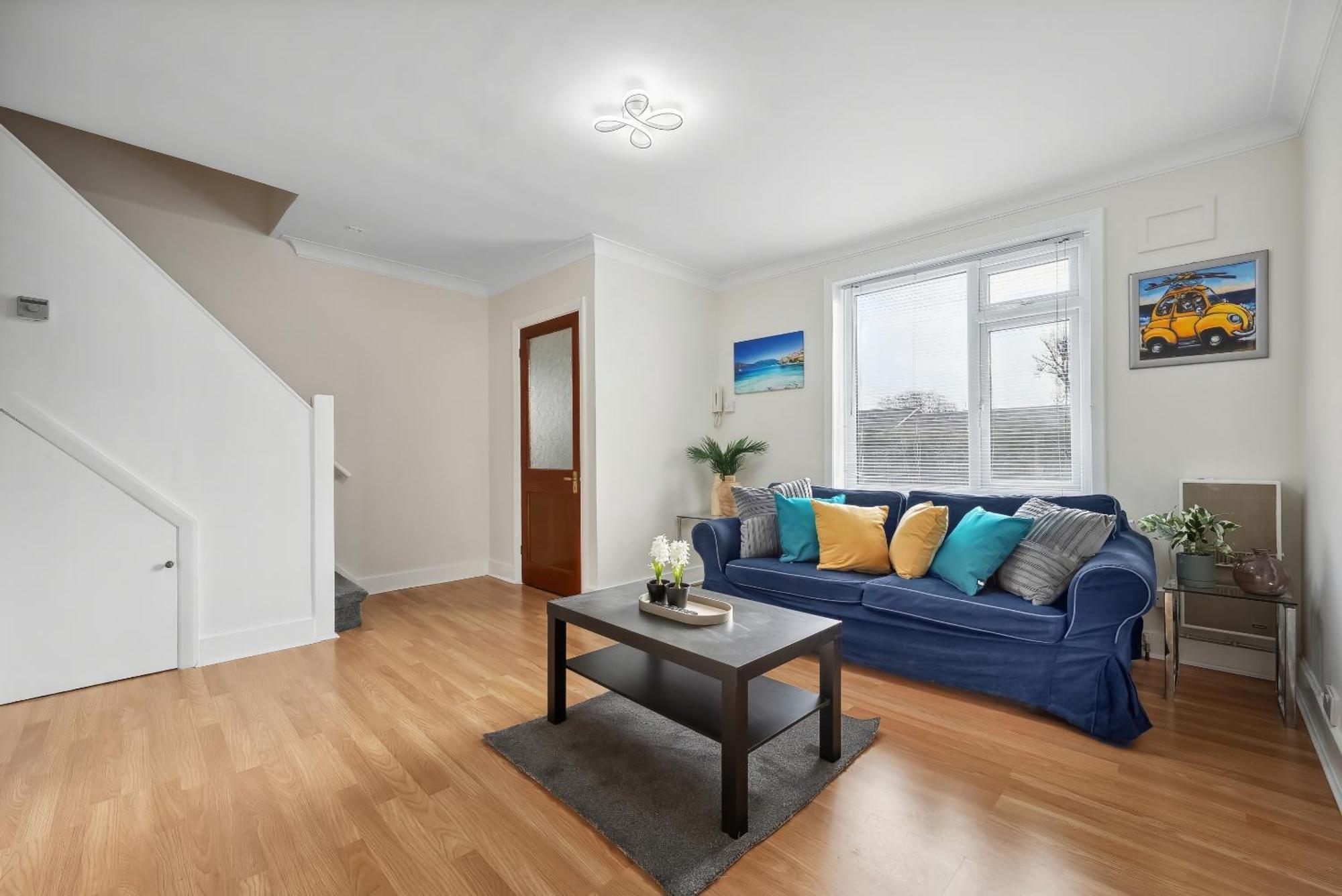 Vichy - Edgware Way 2 Bed Modern Лондон