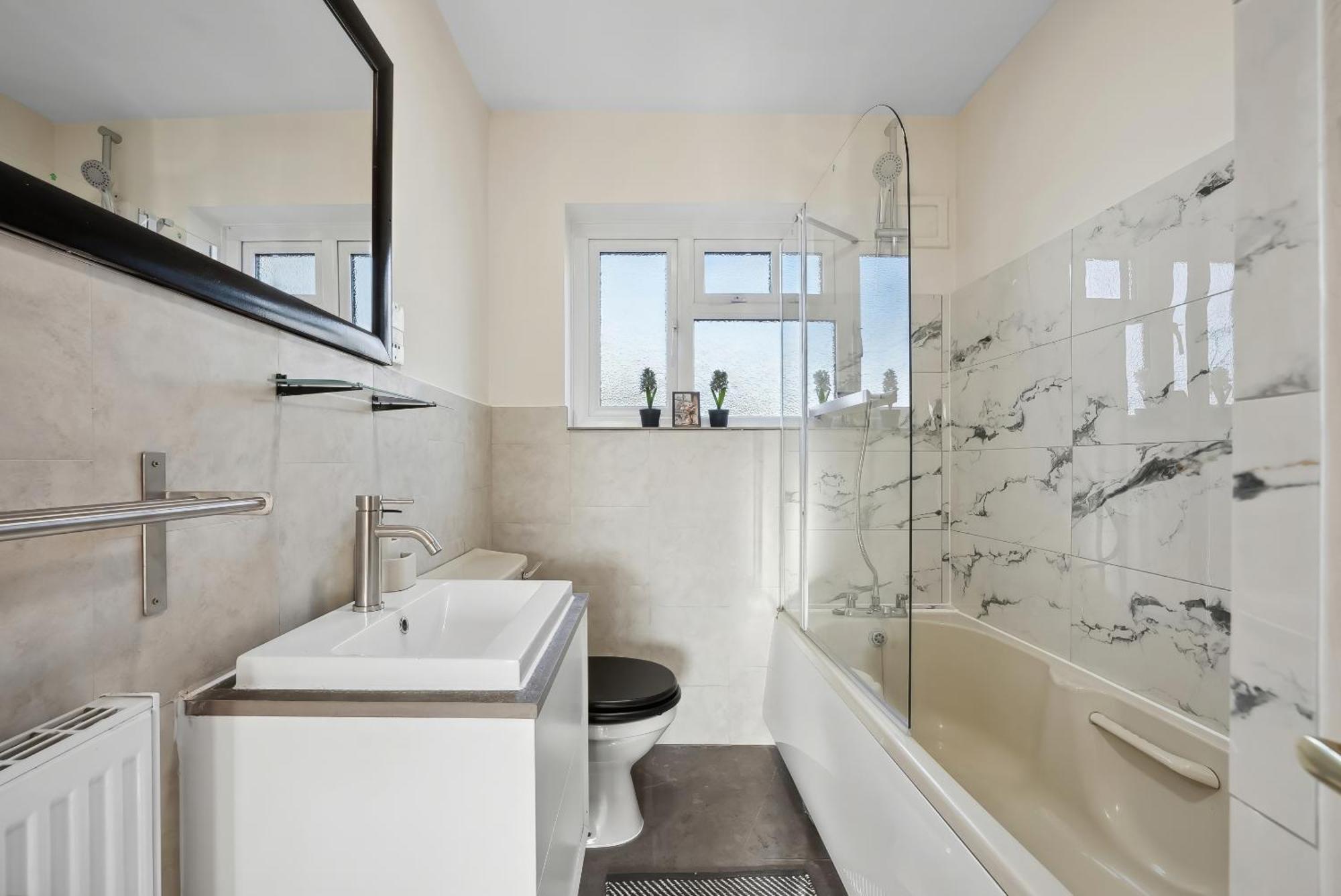 Vichy - Edgware Way 2 Bed Modern * Лондон