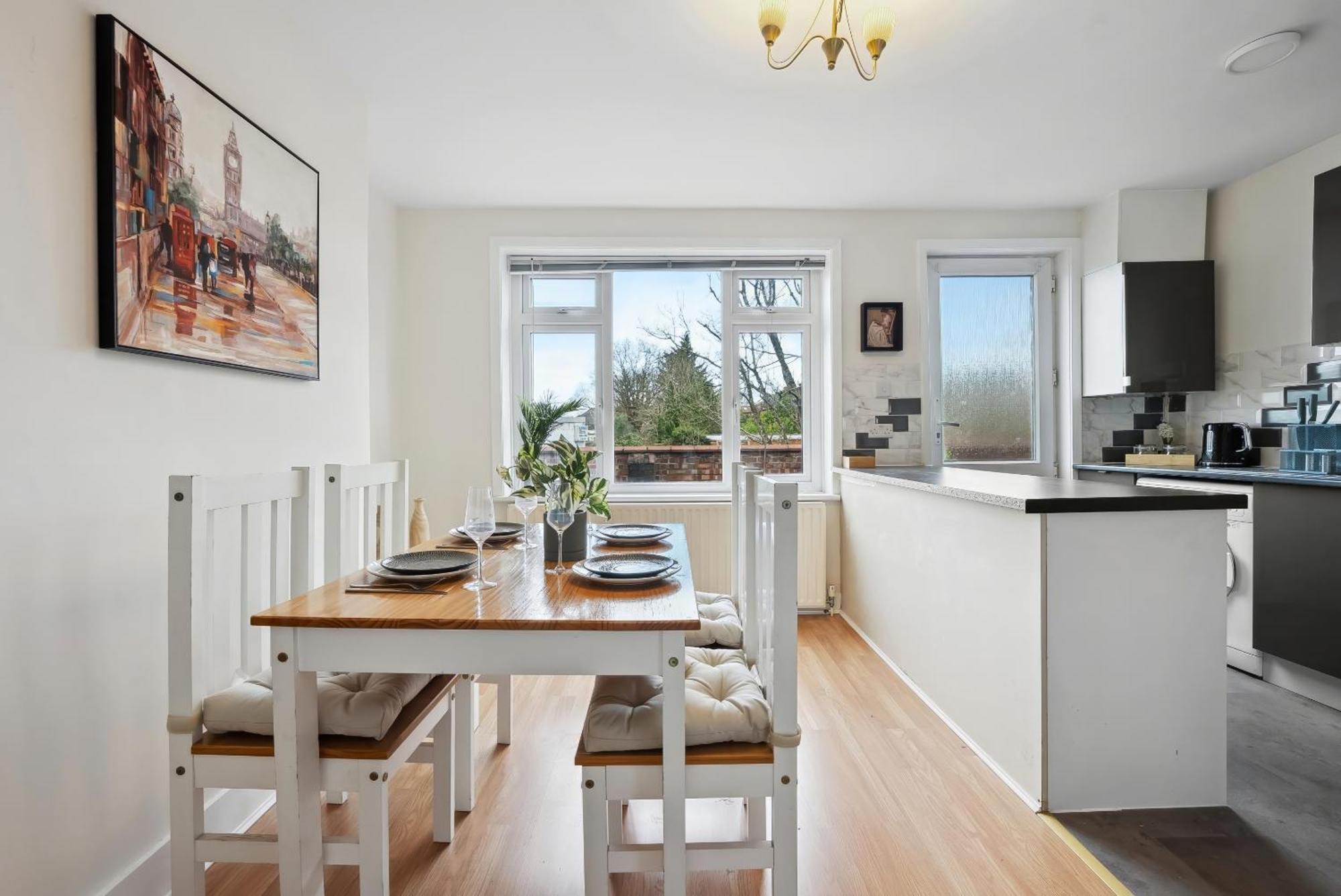 Vichy - Edgware Way 2 Bed Modern Лондон